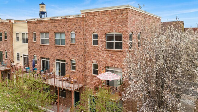 Building Photo - Modern 2-Bed, 2.5-Bath Corner Unit in Arva...