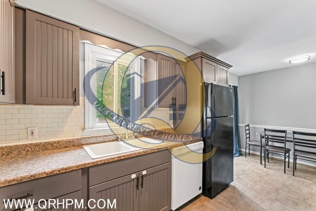 Building Photo - Available Now in Fenton!!!