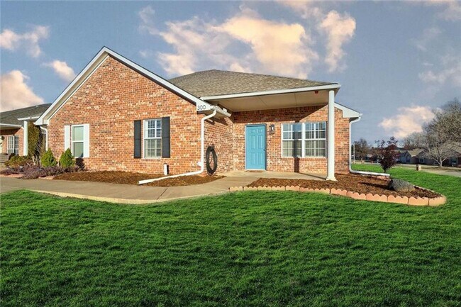 Building Photo - Absolutely Adorable, 2 bed, 2 bath, 2 car + study