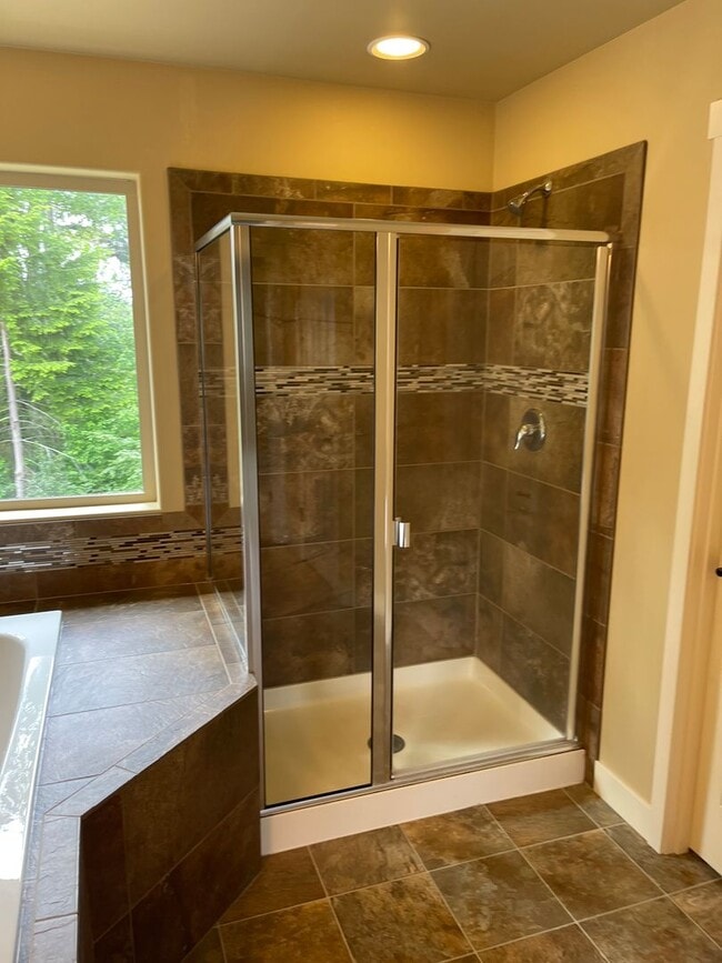 Building Photo - Beautiful 4 Bedroom in a small and exclusive neighborhood