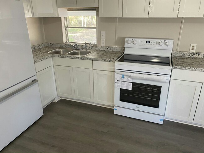 Building Photo - 5 Crest Ave