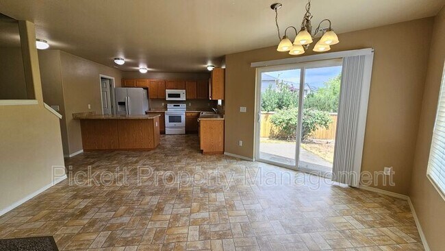 Building Photo - 2369 SW Siskin Cir
