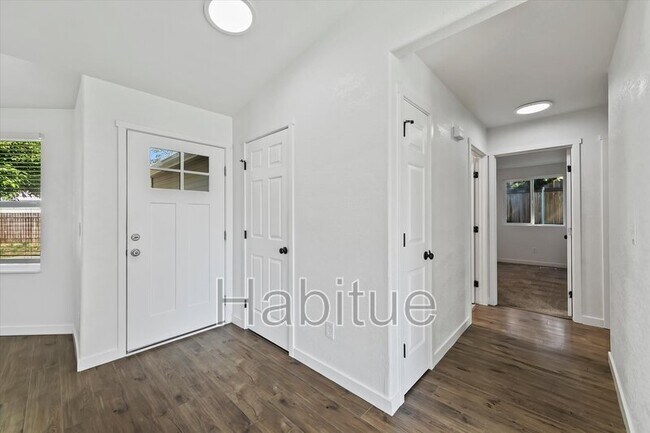 Building Photo - 2041 E Oakridge Ct