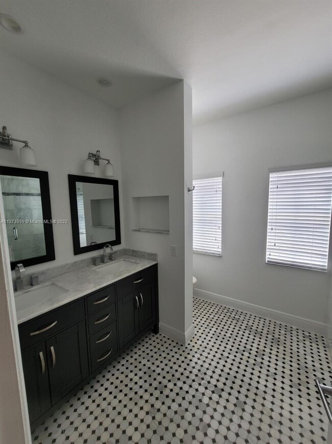 Building Photo - 1150 SW 154th Ave