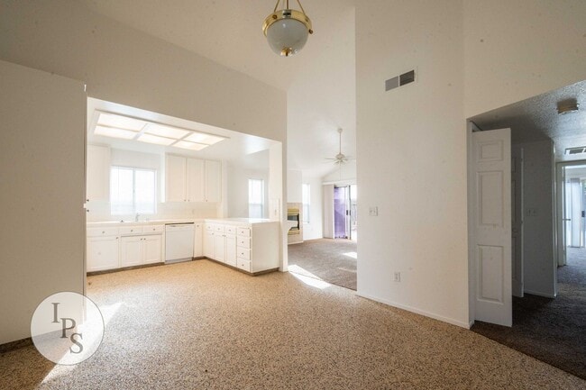 Building Photo - North West Fresno Home, 3BR/2BA, New Carpet/Paint, Lots of Amenities