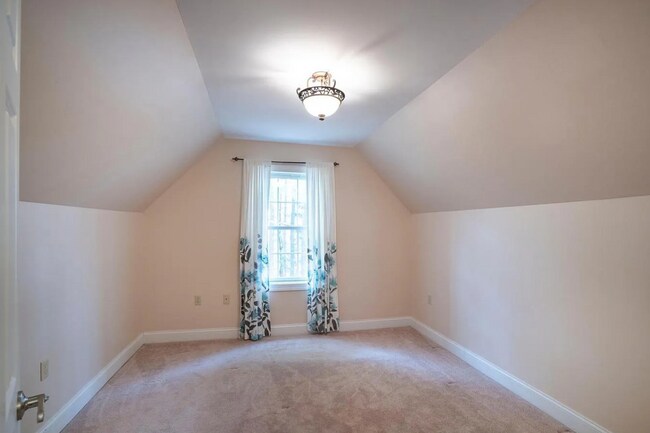 Building Photo - 4 Bedroom House For Rent