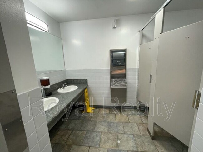 Building Photo - 411 Hobron Ln