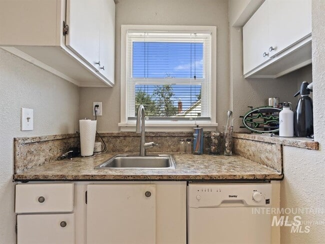 Building Photo - Top unit of Duplex