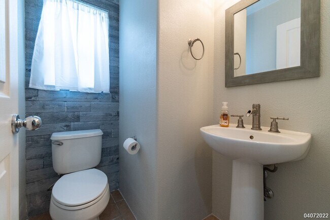 Building Photo - 3 Bed 2.5 Bath Townhome in Spinnaker Place Townhomes 2