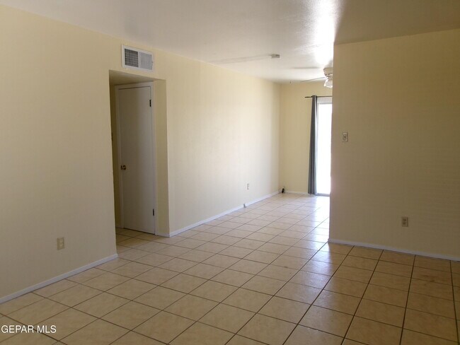 Building Photo - 10037 Oakwood Dr