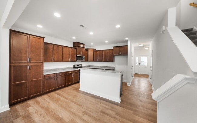 Building Photo - Beautiful 3 bedroom, 2.5 bath townhome in Shephard's Square!