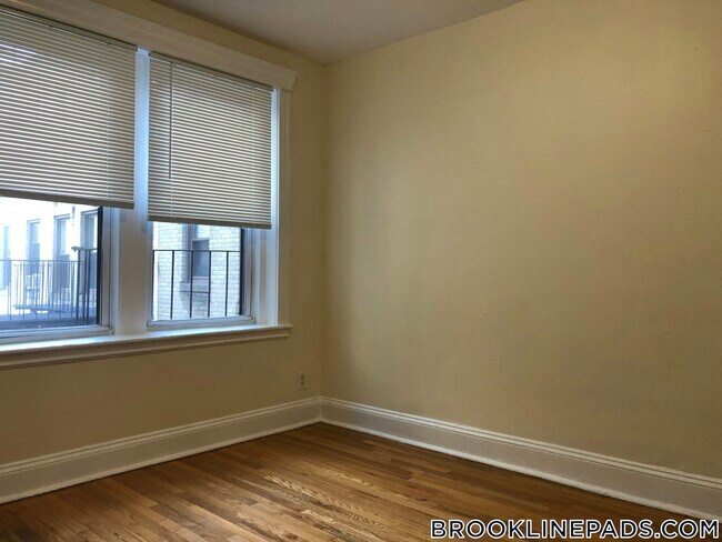 Building Photo - 352 Riverway