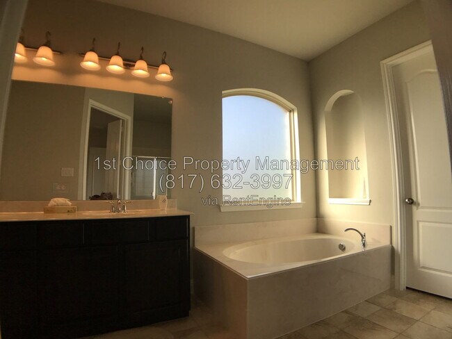 Building Photo - 5913 Richmond Dr