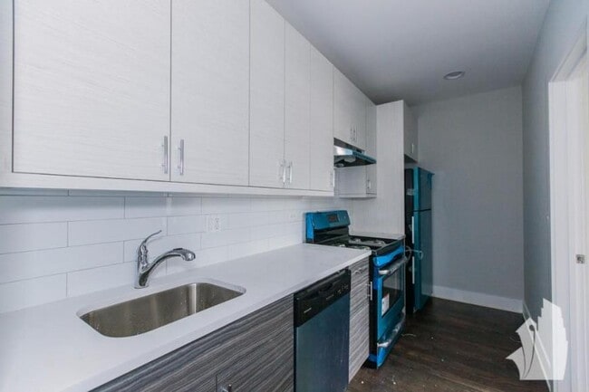 Primary Photo - 2 bedroom in Chicago IL 60613