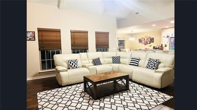 Building Photo - 402 SW Arch St