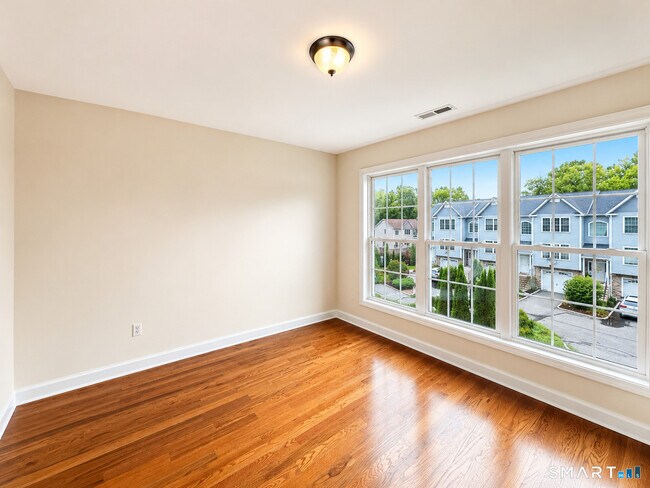 Building Photo - 8 Old Oak Dr