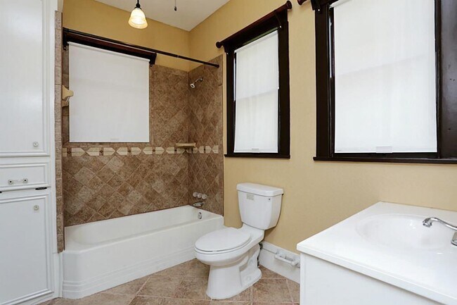 Building Photo - 1211 Bingham St