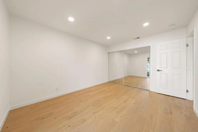Building Photo - 5550 E Knoll Dr