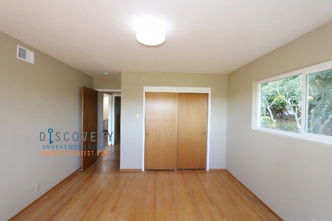 Building Photo - Mid-Century 3 Bedroom Home in Montclair