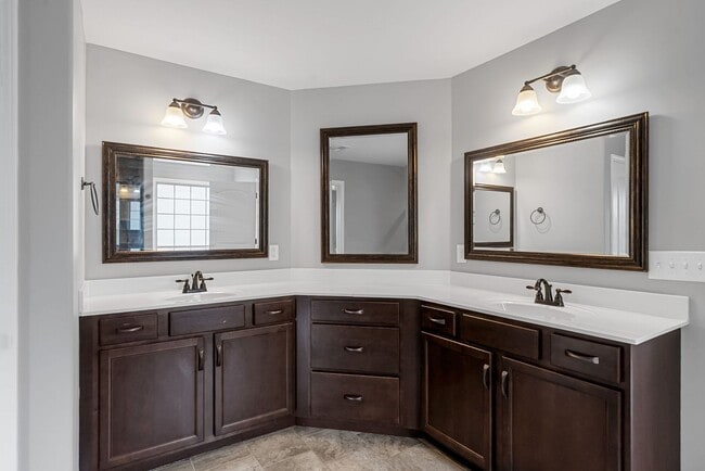 Building Photo - Pet Friendly Four Bedroom!