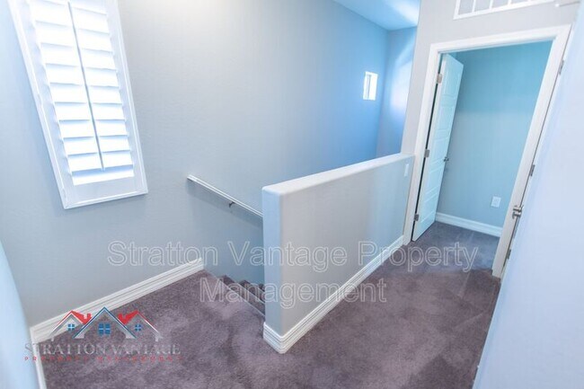 Building Photo - 2821 S Skyline Dr
