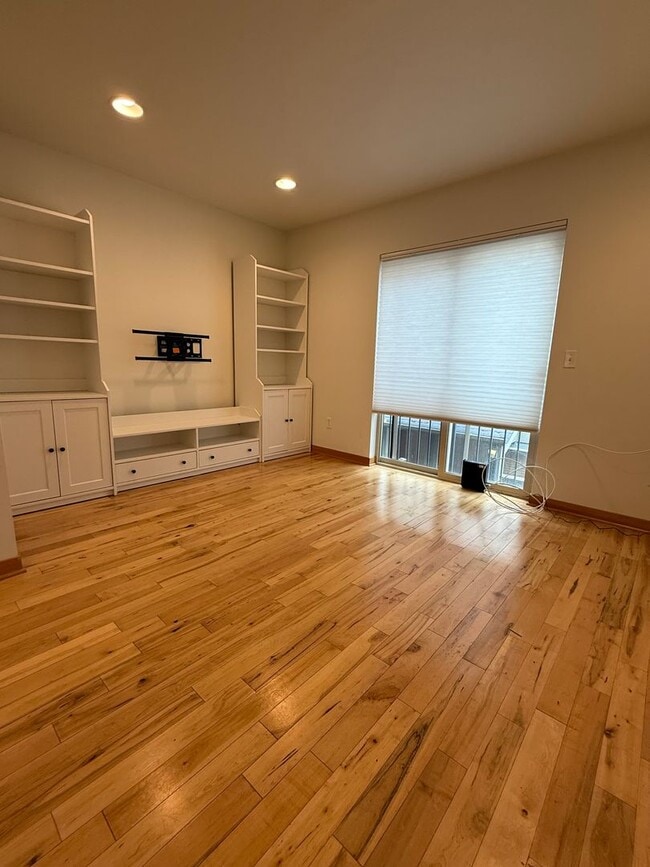 Building Photo - Highland Park Townhome w/ 3BR/2BA at over ...