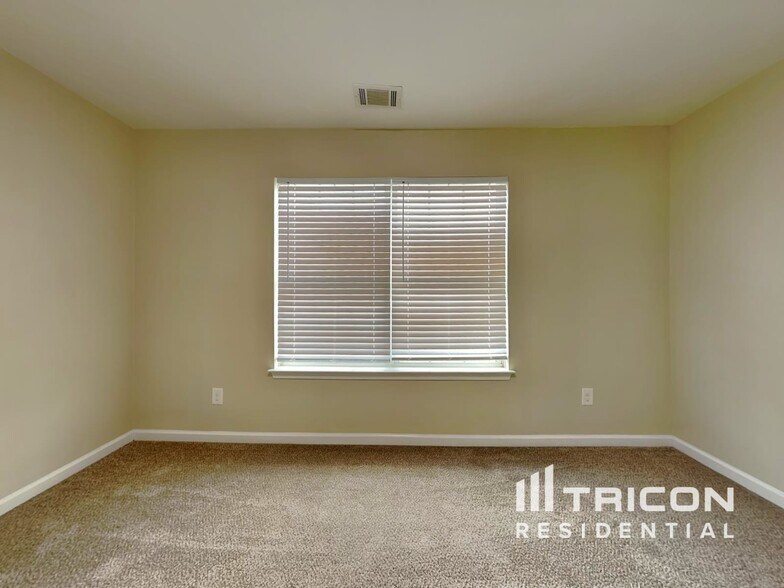 Building Photo - 6039 Reynolds Cir