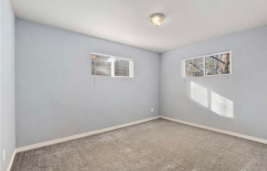 Building Photo - 1050 Locust Pl