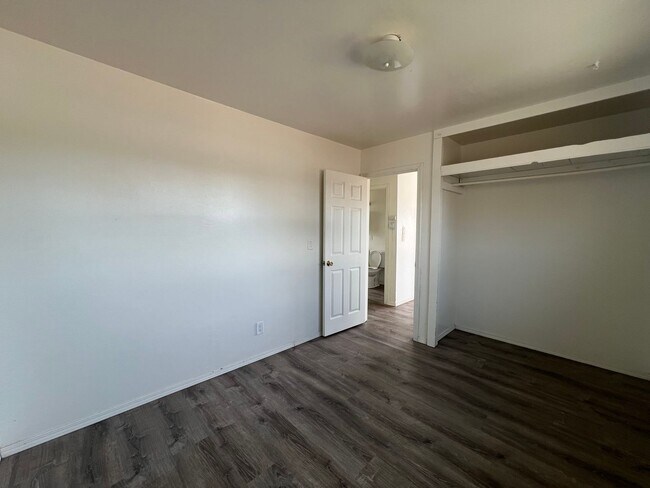 Building Photo - P054