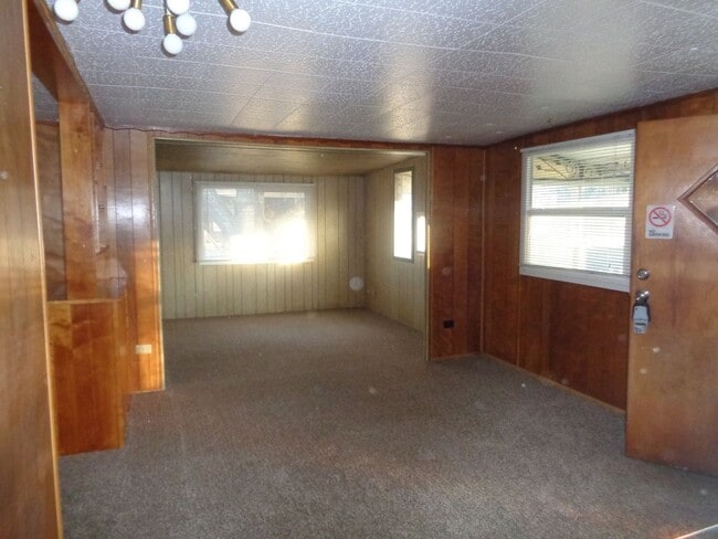 Building Photo - 3 Bedroom/ 1 1/2 Bathroom Mobile Home