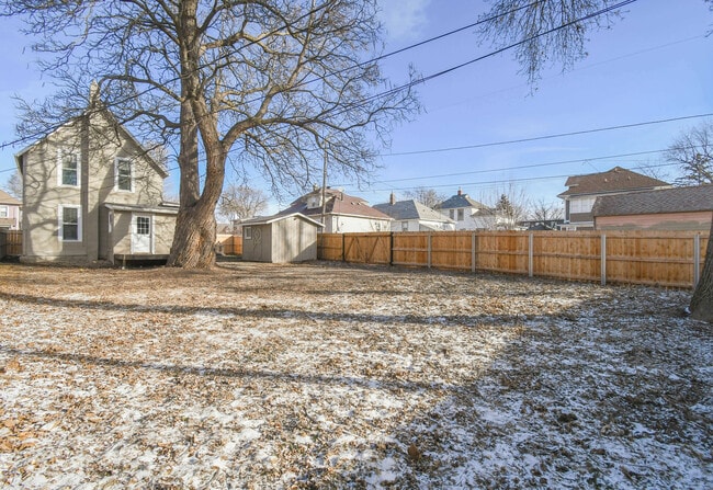 Building Photo - 817 W 12th St