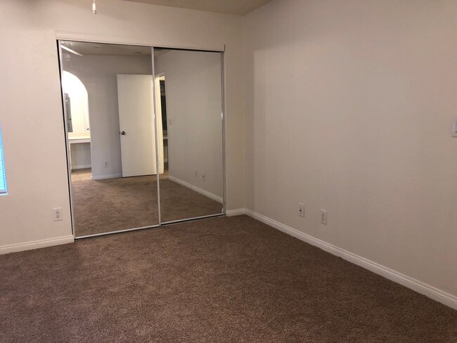 Building Photo - MOVE IN READY! 3 BEDROOM, 2 BATH CONDO IN ...