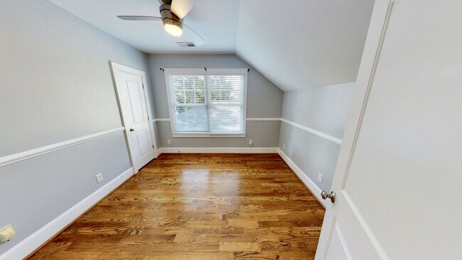 Building Photo - 2213 Roslyn Ave