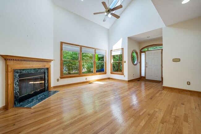 Building Photo - Light filled 2 bed, 2.5 bath townhome with garage minutes from UNC