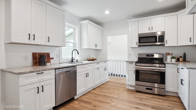 Building Photo - 407 W 1st Ave