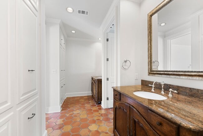 Building Photo - Elegant Living Minutes from the Medical Ce...
