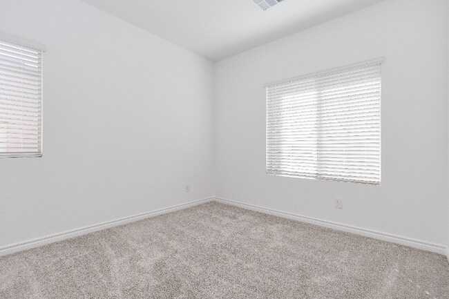 Building Photo - 600 N Carriage Hill Dr