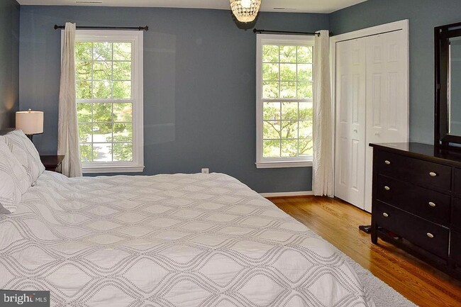 Building Photo - 2235 Abbotsford Dr