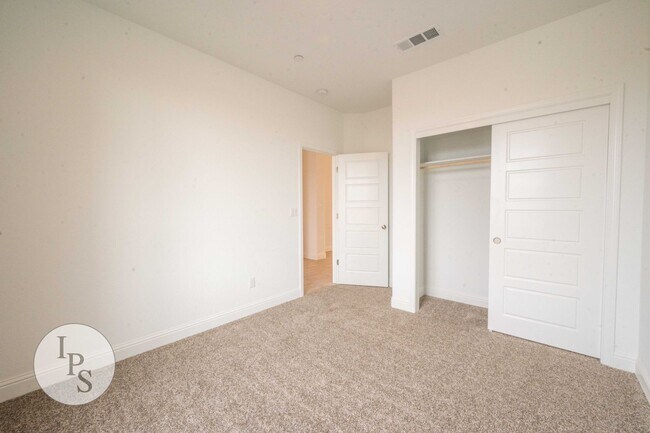 Building Photo - 2022 South/East Fresno Home, 4BR/2BA - Lots of Amenities!