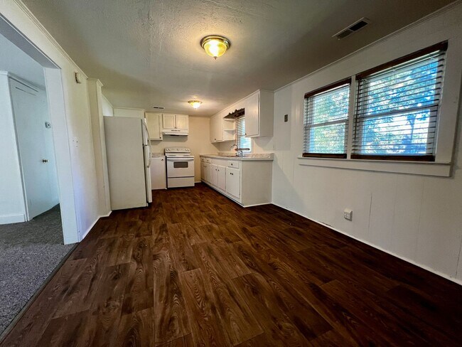 Building Photo - Inviting 3 Bed, 2 Bath Ranch