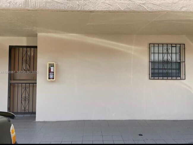 Building Photo - 8893 Fontainebleau Blvd