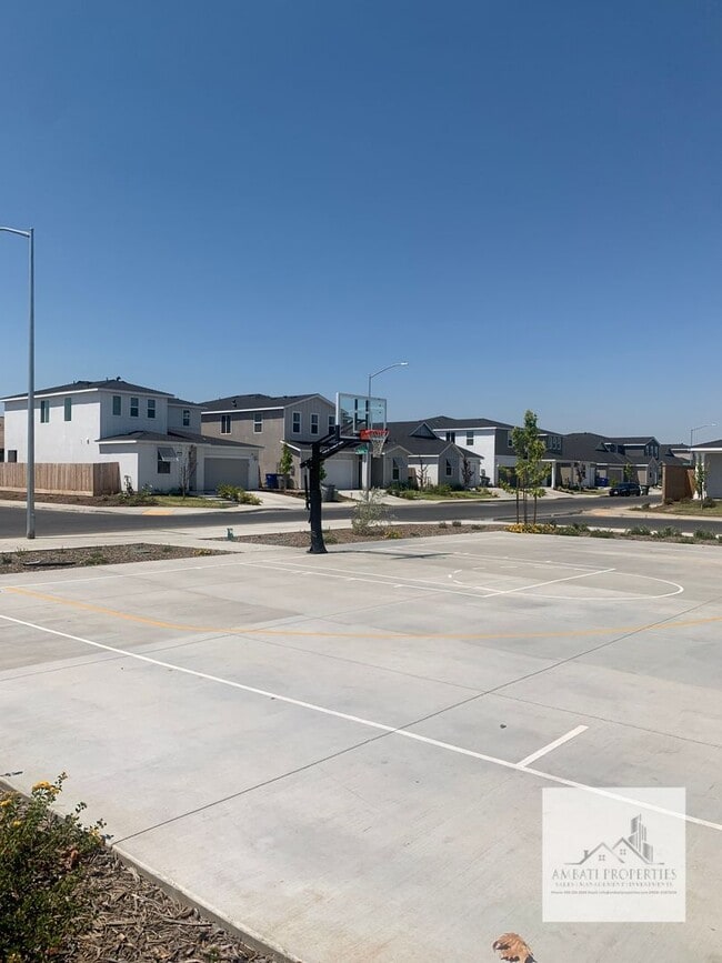 Building Photo - Newer 4 Bedroom 3 Bath Home with SOLAR! Cl...