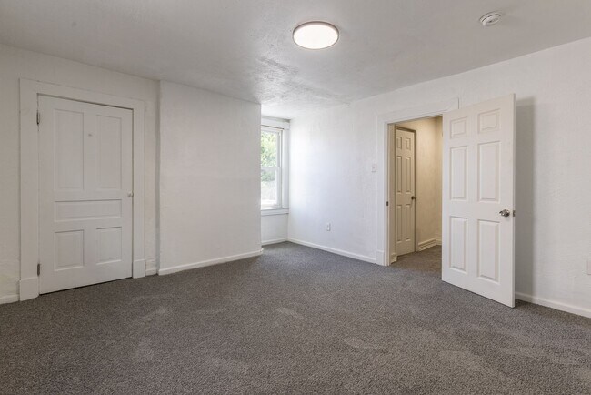Building Photo - AVAILABLE OCTOBER 15th - Quirky 3+ Bedroom...