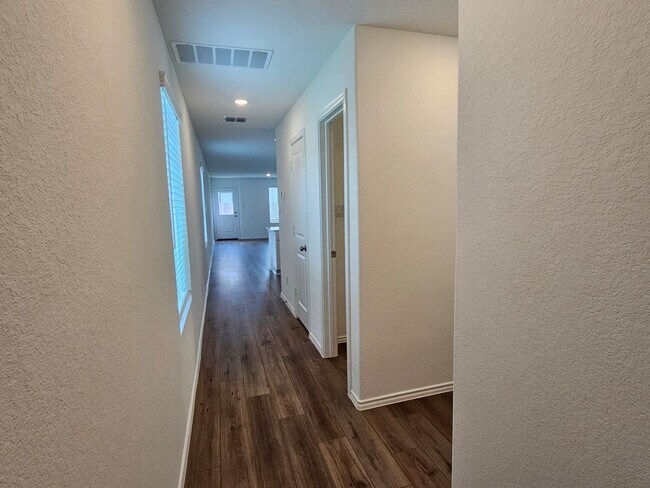 Building Photo - New 4 Bed / 2.5 Bath Home in Jarrell