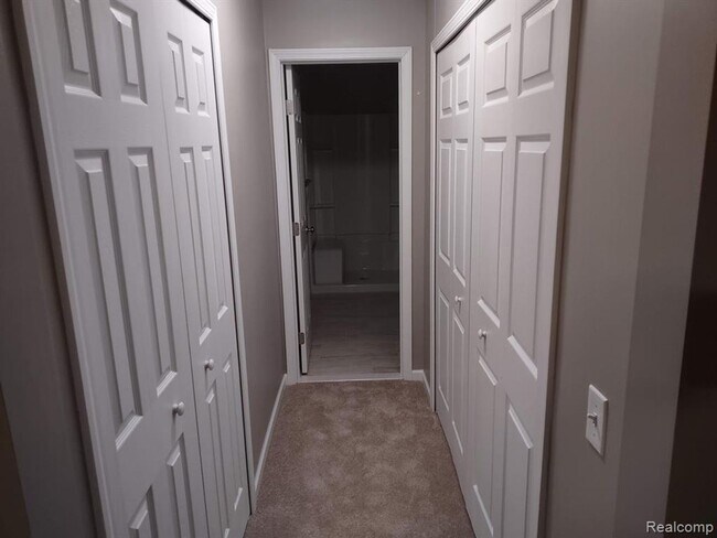 Building Photo - GORGEOUS 2 BED TOWNHOUSE! APRIL MOVE IN SPECIAL!