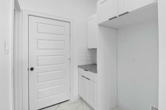 Building Photo - 2927 El Fenice Ln