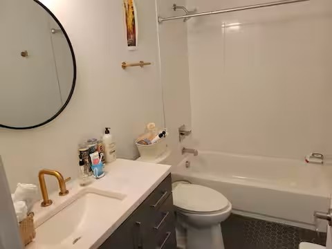 Full Guest Bathroom - 2620 Kirk Rd