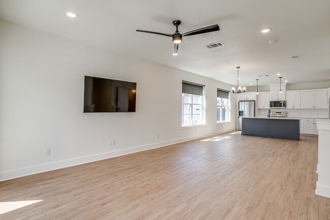 Building Photo - 2322 Benbrook Blvd