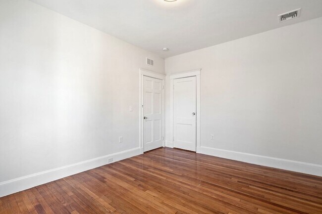Building Photo - 60 Lithgow St