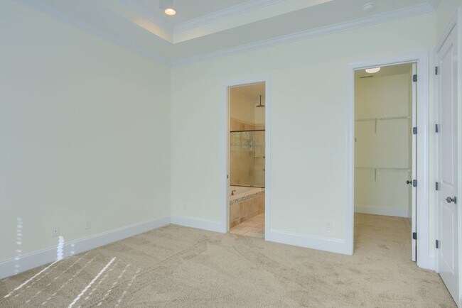 Building Photo - Fresh Paint, New Carpet & Custom Finishes in North Shore Country Club